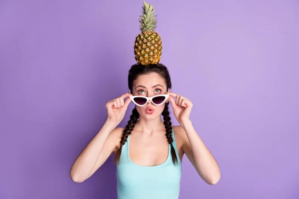 Portrait of attractive comic funny amazed girl holding on head ananas pout lips isolated over violet purple color background — ストック写真