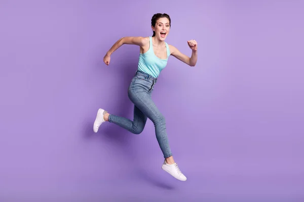 Full size profile photo of impressed brown hair lady run wear top jeans isolated on purple color background — Foto Stock