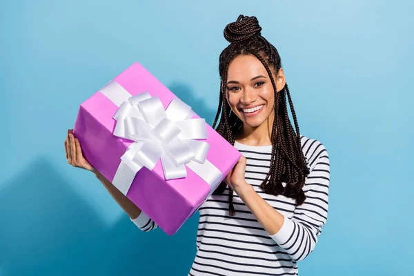 Photo portrait of girl with dreadlocks giving wrapped gift box birthday party smiling isolated pastel blue color background — Stok fotoğraf