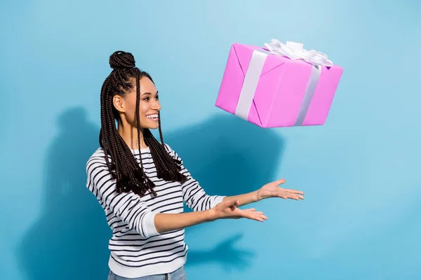 Photo portrait of girl with dreadlocks happy throwing pink big present box isolated pastel blue color background — Foto Stock