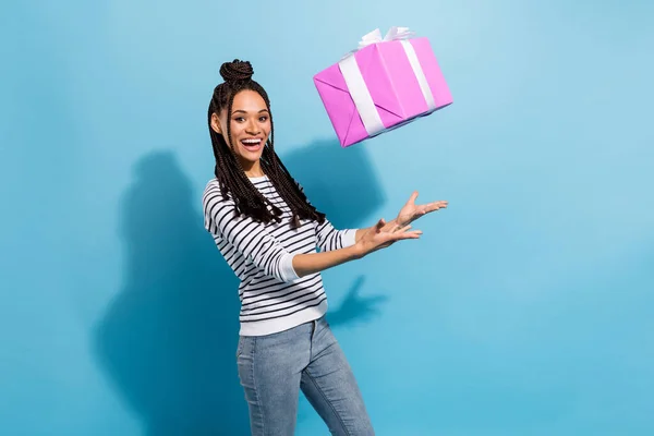 Foto retrato de menina com dreadlocks alegrou feliz jogando rosa grande caixa de presente isolado pastel azul cor de fundo — Fotografia de Stock