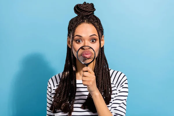 Foto van jong afro meisje pruilde lippen sturen lucht kus fooling vergroten zoom geïsoleerd over blauwe kleur achtergrond — Stockfoto