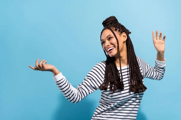 Foto av ung attraktiv svart flicka glad positiv leende ser tomt utrymme glada isolerade över blå färg bakgrund — Stockfoto