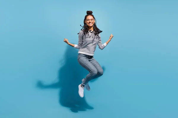 Volledig lichaam profiel zijkant foto van jong Afrikaans meisje gelukkig positief glimlach sprong vreugde overwinning geïsoleerd over blauwe kleur achtergrond — Stockfoto
