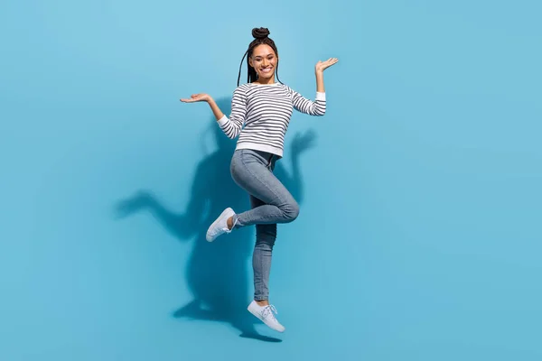 Volledig lichaam profiel zijkant foto van jong vrolijk Afrikaans meisje gelukkig positief glimlach sprong geïsoleerd over blauwe kleur achtergrond — Stockfoto