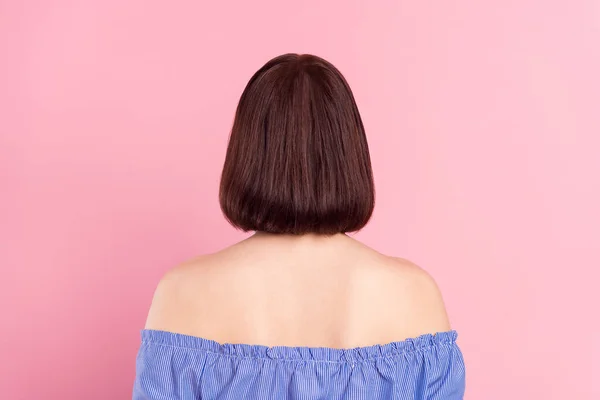 Voltar vista foto retrato de menina em off-ombros blusa bob penteado isolado no fundo cor-de-rosa pastel — Fotografia de Stock