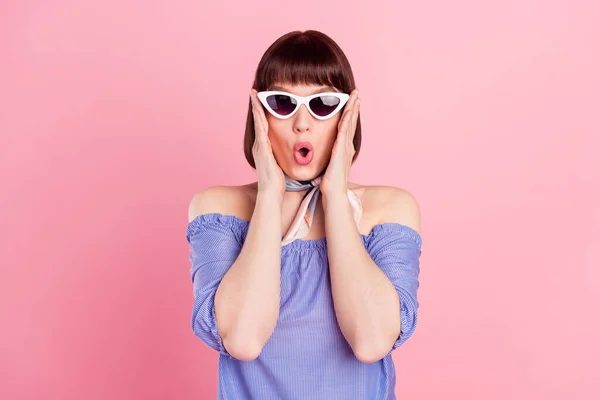 Photo portrait of woman amazed in sunglass wearing glamour outfit isolated pastel pink color background — Foto Stock
