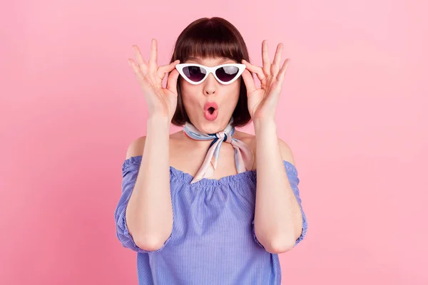 Photo portrait of woman shocked wearing sunglass glamour clothes isolated pastel pink color background — Foto Stock