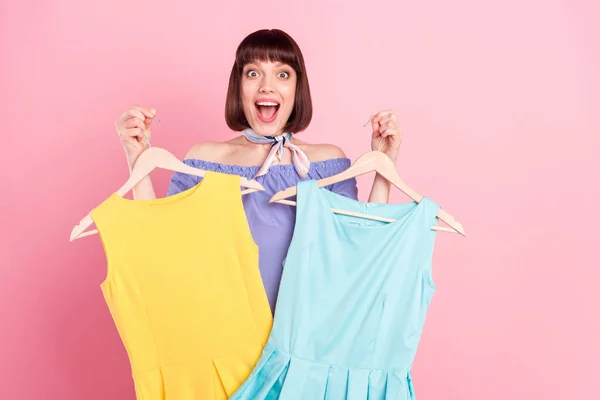 Photo portrait woman scaling dresses amazed opened mouth discount isolated pastel pink color background — Fotografia de Stock