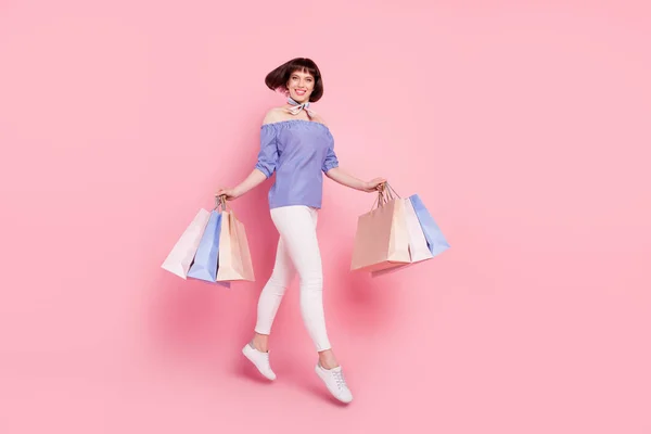 Fotografikvinne med full lengde som shopper høyt isolert pastellrosa fargebakgrunn – stockfoto