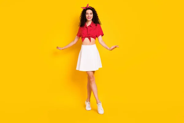 Foto de tamaño completo de optimista señora morena agradable stand usar camisa aislada sobre fondo de color amarillo —  Fotos de Stock