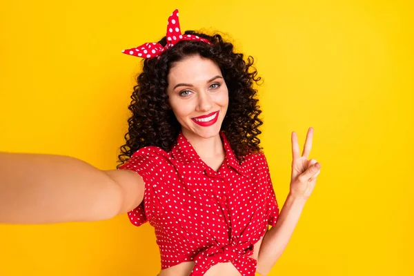 Foto von niedlichen optimistischen brünetten Haaren Dame Selfie zeigen V-Zeichen tragen rotes Top-Band isoliert auf gelbem Hintergrund — Stockfoto