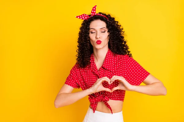 Foto de bonito otimista morena cabelo senhora golpe beijo mostrar coração desgaste vermelho topo isolado no fundo de cor amarela — Fotografia de Stock