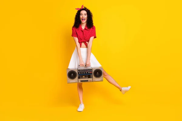 Full body foto di stupito funky giovane donna tenere boom box musica isolata su brillare colore giallo sfondo — Foto Stock