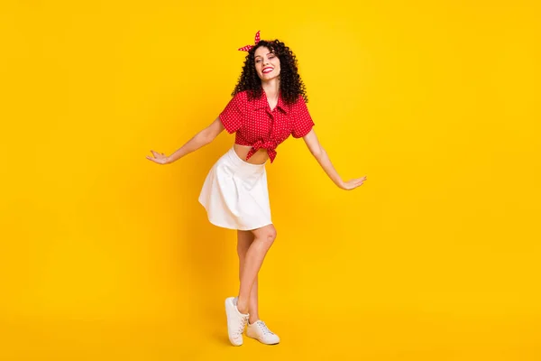 Foto de tamaño completo de lindo optimista cabello moreno señora danza desgaste rojo top falda zapatillas aisladas sobre fondo de color amarillo — Foto de Stock