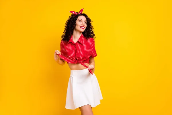 Foto de cabello morena optimista agradable señora mirada espacio vacío desgaste falda superior roja aislada sobre fondo de color amarillo — Foto de Stock