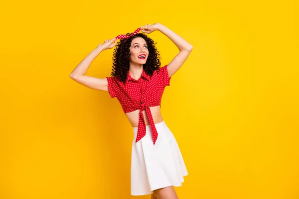 Фотографія оптимістичної красивої брюнетки виглядає порожньою смугою одягу ізольованою на жовтому кольорі — стокове фото