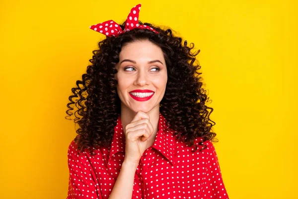 Портрет красивої оптимістичної брюнетки кучеряве волосся леді виглядає порожнім простором носіння червоної сорочки смуги ізольовано на жовтому тлі — стокове фото