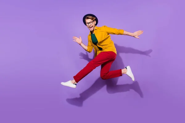 Profilo completo del corpo lato foto del giovane felice positivo sorriso salto andare correre veloce fretta isolato su sfondo di colore viola — Foto Stock