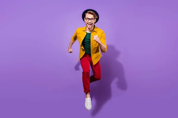 Pieno corpo foto di allegro felice giovane salto fino correre fretta vendita buon umore isolato su sfondo di colore viola — Foto Stock