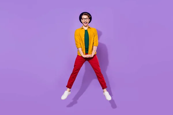 Full body photo of young guy happy positive smile have fun jump up isolated over purple color background — ストック写真