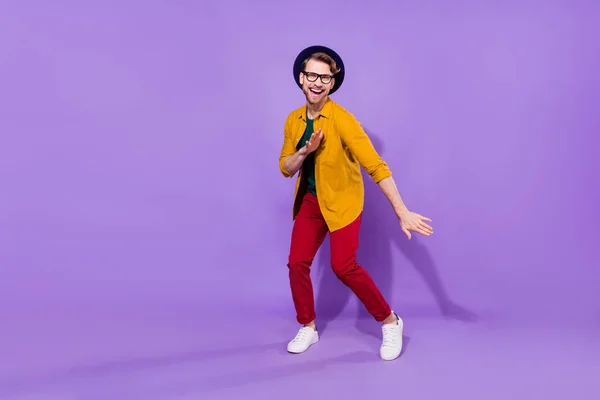 Foto de comprimento total de cara jovem feliz sorriso positivo engraçado bailarino clubber isolado sobre fundo de cor roxa — Fotografia de Stock