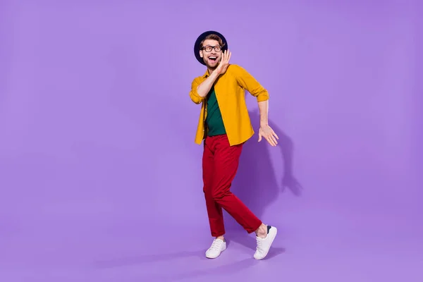 Volledige lichaamsomvang uitzicht van aantrekkelijke vrolijke man dansen bewegend goed humeur geïsoleerd over heldere paarse kleur achtergrond — Stockfoto