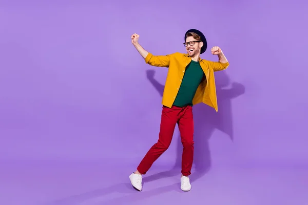 Full body photo of young guy happy positive smile enjoy music dance party isolated over purple color background — ストック写真