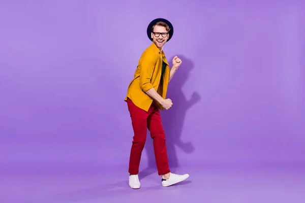 Full size profile side photo of young man happy positive smile have fun dance isolated over purple color background — ストック写真