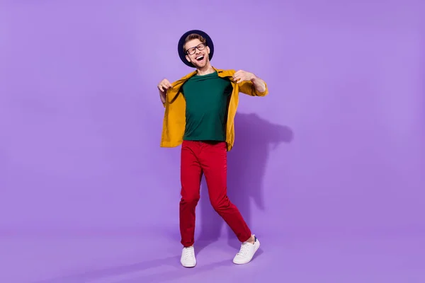 Helkroppsfoto av ung stilig man glad positiv leende arogant hipster isolerad över lila färg bakgrund — Stockfoto