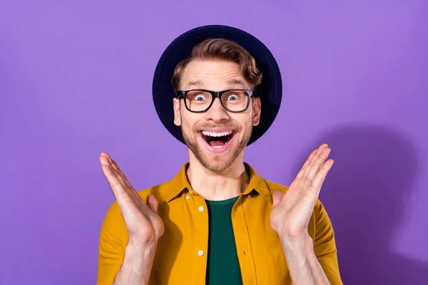 깜짝 놀란 젊은 남자의 사진은 보라색 배경 위에 고립된 행복 한 포즈 비웃음 판매를 보여 줍니다. — 스톡 사진