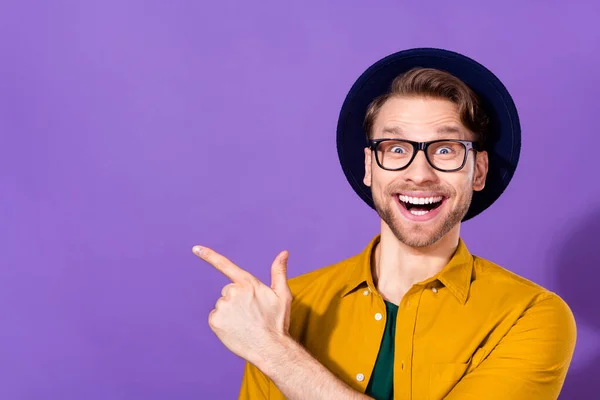 驚きの陽気若い男のポイント指空のスペースショック販売隔離上の紫色の背景 — ストック写真