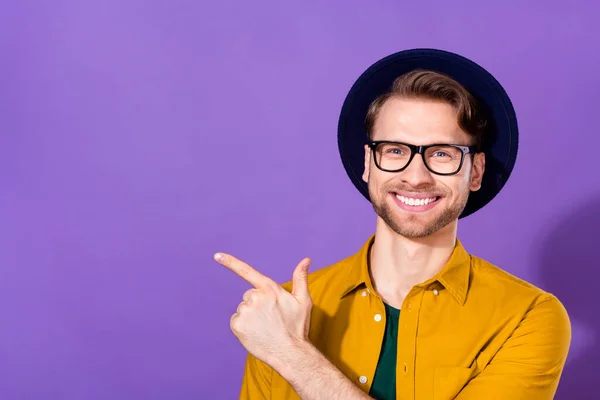 Foto do jovem feliz sorriso positivo indicar dedo vazio espaço conselho maneira direta isolado sobre cor roxa fundo — Fotografia de Stock