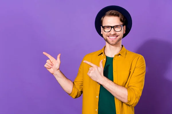 Photo de joyeux heureux attrayant jeune homme pointe des doigts espace vide nouvelles isolé sur fond de couleur violette — Photo