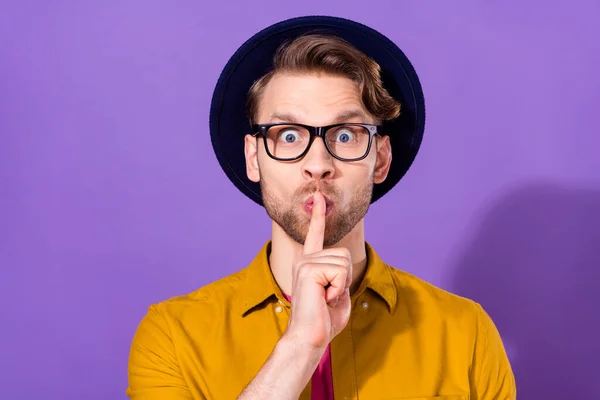 Foto de asustado joven sorprendido mantenga los labios de la boca del dedo silencio error secreto aislado en el fondo de color púrpura — Foto de Stock