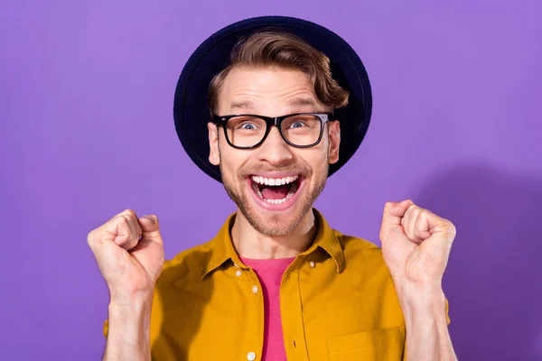 若い男の写真幸せな正の笑顔お祝い勝利幸運成功拳手隔離上の紫色の背景 — ストック写真
