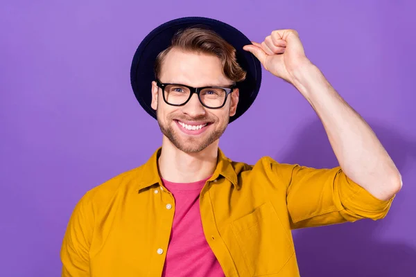 Foto av attraktiv ung positiv hipstermann, med hattesmilbriller, avslappet på lilla bakgrunn – stockfoto