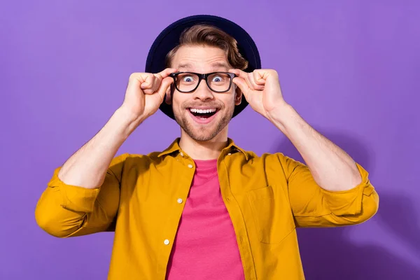 Photo of young excited man happy positive smile amazed surprised news sale isolated over violet color background — ストック写真