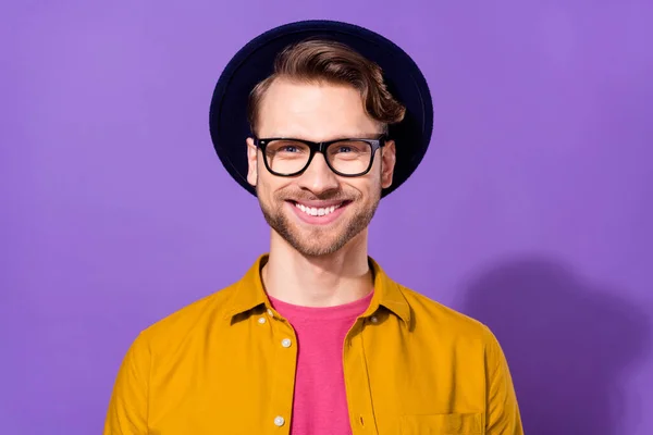 Foto de hombre joven encantador feliz usar gafas sombrero sonrisa buen humor aislado sobre fondo de color púrpura — Foto de Stock