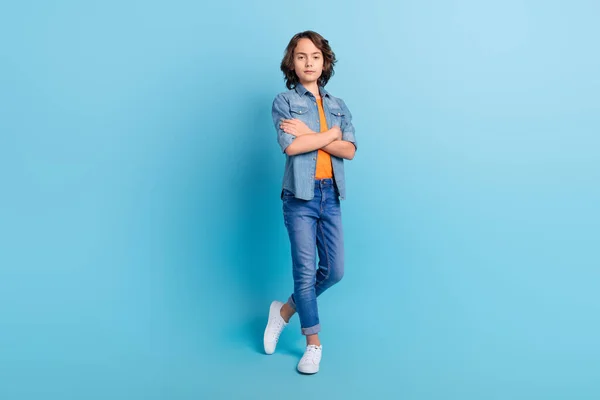 Foto completa di giovane ragazzo della scuola serio fiducioso mani incrociate isolato su sfondo di colore blu — Foto Stock