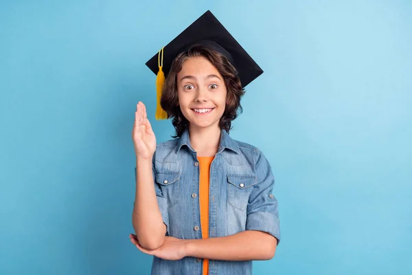 Foto do menino feliz sorriso positivo subir mãos pedir gênio inteligente estudante argamassa isolada sobre fundo de cor azul — Fotografia de Stock