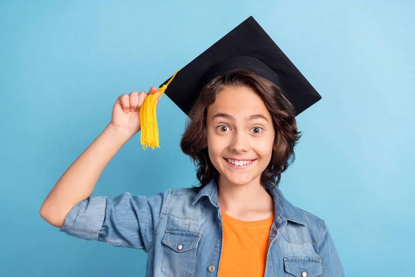 Fénykép a fiatal iskolás fiú boldog pozitív mosoly diploma mortarboard tanulmány elszigetelt felett kék színű háttér — Stock Fotó