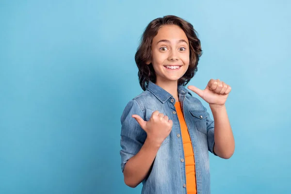 Фото молодого маленького хлопчика з позитивною точкою посмішки великі пальці порожній простір реклами пропонують ізольовані на синьому кольоровому фоні — стокове фото