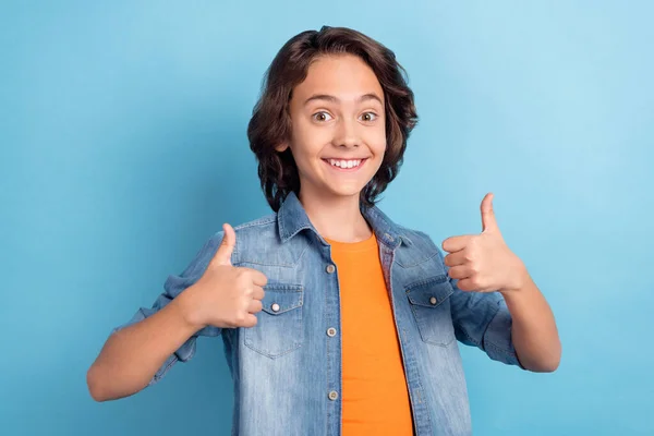Foto von kleinen Jungen glücklich positives Lächeln zeigen Daumen nach oben wie cool feine Wahl Werbung isoliert über blauem Hintergrund — Stockfoto