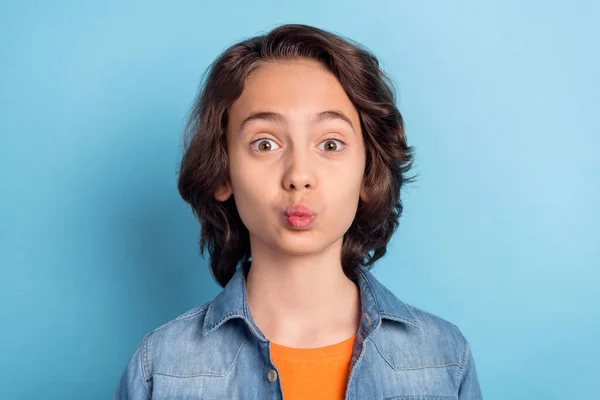 Foto de joven preadolescente labios enfurecidos enviar beso de aire que día de San Valentín romántico aislado sobre fondo de color azul —  Fotos de Stock