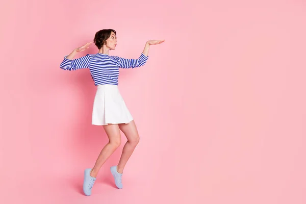 Foto de tamaño completo de la joven atractiva chica linda funky usar mini falda blanca bailar pucheros labios aislados en el fondo de color rosa — Foto de Stock