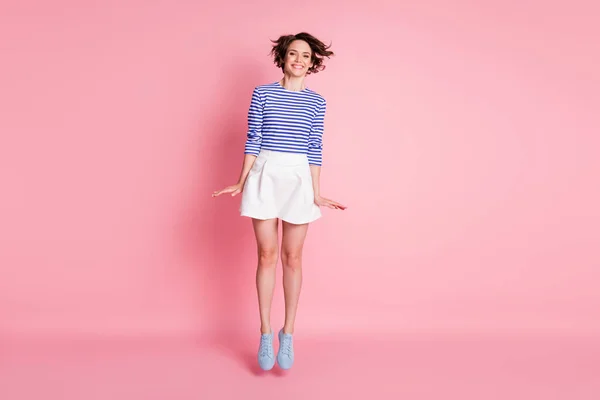 Foto em tamanho completo de jovem bonita atraente sorridente menina alegre desgaste branco saia curta salto isolado no fundo cor-de-rosa — Fotografia de Stock