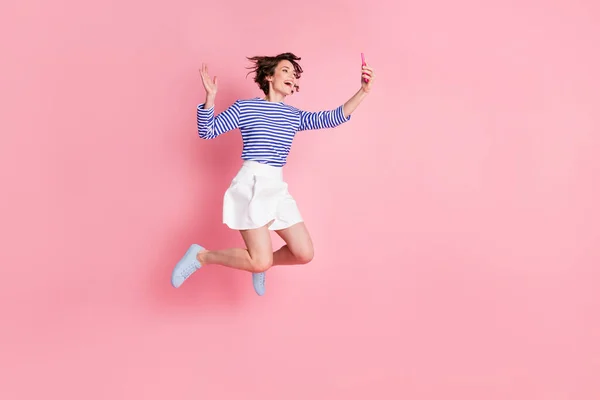 Full storlek foto av unga vackra glada glad glad glad flicka ta selfie säga hej hoppa isolerad på rosa färg bakgrund — Stockfoto