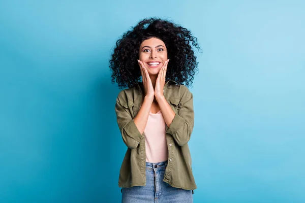 Foto de espanto ondulado penteado pessoa braços em bochechas dente sorriso isolado no fundo de cor azul — Fotografia de Stock