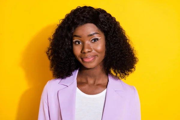 Φωτογραφία από το νεαρό όμορφο ονειρικό γοητευτικό θετικά χαμογελώντας afro επιχειρηματίας απομονωμένη σε κίτρινο χρώμα φόντο — Φωτογραφία Αρχείου